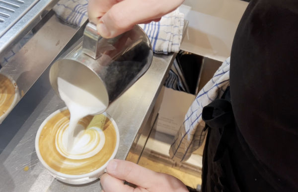 To hender som heller steamet melk på i kaffekopp