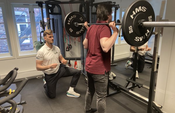 Kiropraktor Magnus Fagerli i arbeid. 