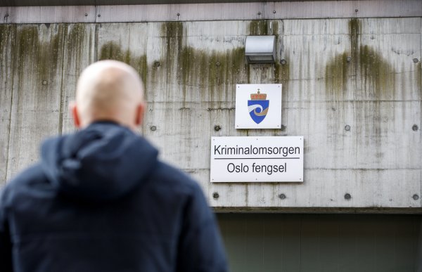 Mann går under skilt kor det står "Kriminalomsorgen – Oslo fengsel".
