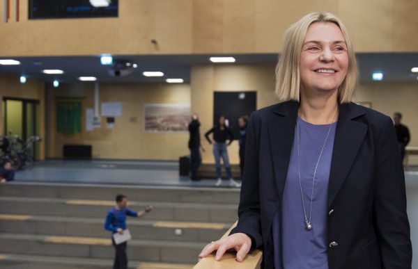 Rektor i aulaen på skole.