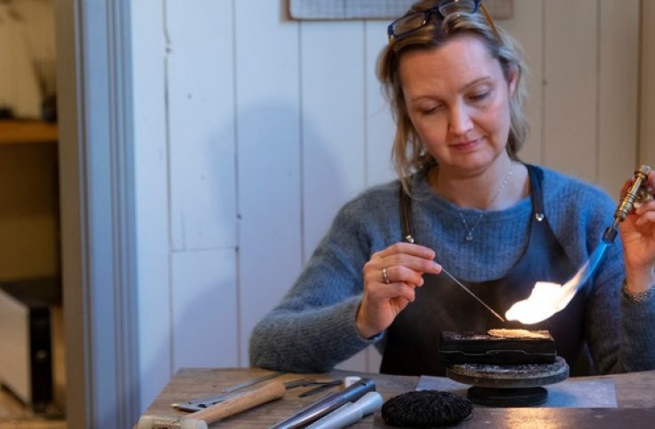 Filigranssølvsmed produserer bunadssølv