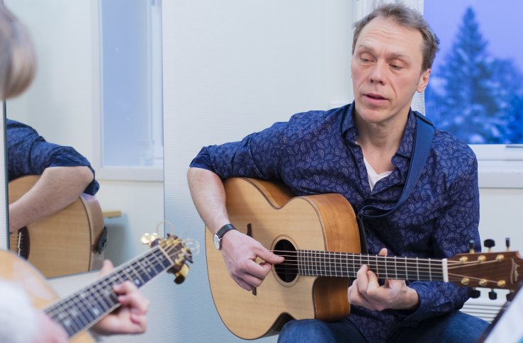 Lektor gir musikkundervisning.