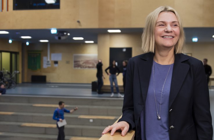 Rektor i aulaen på skole.
