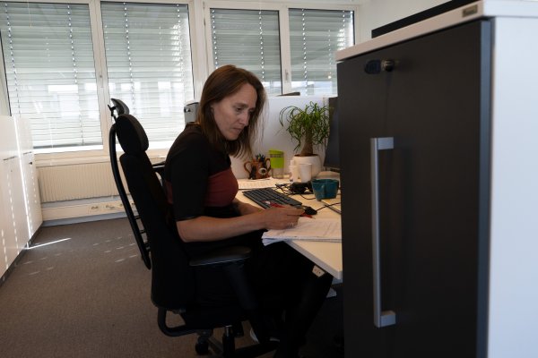 Sosiolog Silje Bringsrud Fekjær sitter på dataen sin og skriver noe ned i en notatblokk.