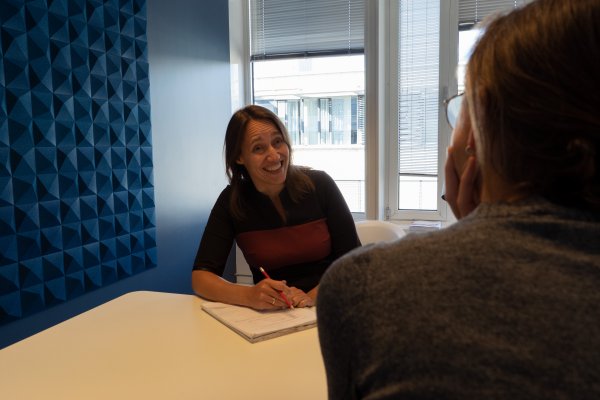 Sosiolog Silje Bringsrud Fekjær snakker med en kollega.