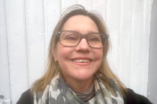 Dame med briller og et skjerf rundt halsen. Hvit bakgrunn.
