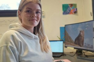 Ung kvinne med langt lyst hår, portrettfoto