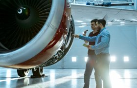 To flyteknikere inspiserer en jetmotor