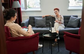 En familerådgiver i samtale med en klient