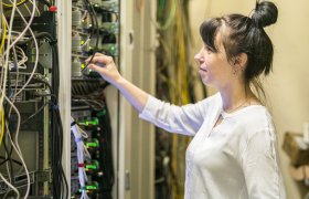 En driftstekniker inne på et serverrom