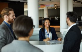 En hotelldirektør snakker med sine ansatte