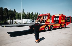 En ansatt i Viking-uniform står foran en bergingsbil. Bergingsbilen er for øyeblikket uten last.