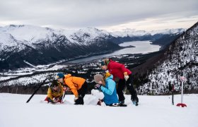 Statsmeteorolog Rebecca Roggentin studerer snøen nøye på feltarbeid med skredekspert Solveig Øvstedal Kosberg fra NVE og Silje Haaland fra Statens vegvesen. Kommunikasjonsrådgiver Kristin Rosnes Holte fra MET følger spent med. 