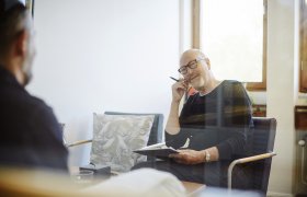 En psykolog i samtale med en pasient