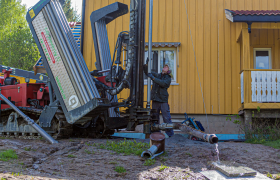 Brønnborer senker rør ned i brønnhull