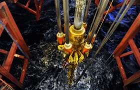 Brønnoperatør jobber offshore.