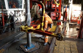 Havbunnsinstallatør jobbar med stor hydraulisk installasjon