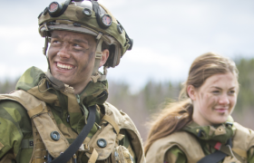 To personer i fullt militærutstyr med kamuflasje