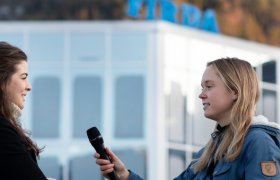 Journalist intervjuer kvinne