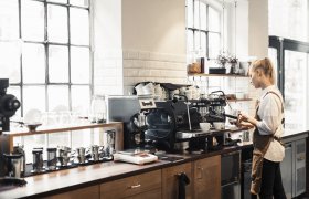 Barista lager kaffe.