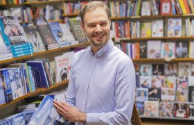 Bokhandler viser fram bøker.