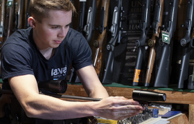 Børsemaker jobber med rifle