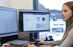 Dataelektroniker hjelper noen over skype