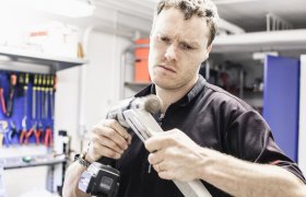 Driftsoperatør idrettsanlegg sliper skøyter.