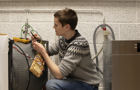 Elektroreparatør fikser vaskemaskin