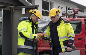 Energioperatør leser av strøm