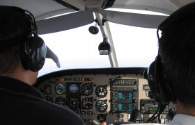 Flyinstruktør og elev i cockpit