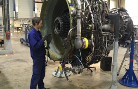 Flymotormekaniker i arbeid