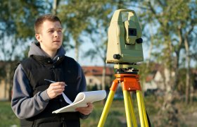Geograf foretar landmåling