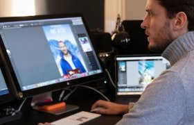 Grafisk designer designer reklame på desktop