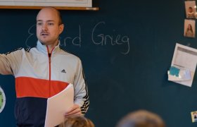 Grunnskolelærer underviser barn i klasserom