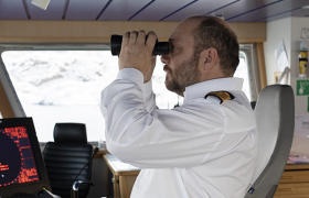 Kaptein ser på horisonten i kikkert