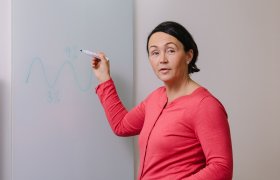 Kunderådgiver forklarer til kunde. 