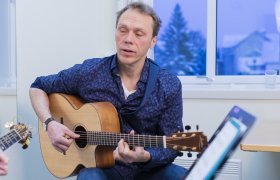 Lektor gir musikkundervisning.
