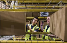 Logistikkoperatører henter varer på et lager