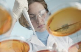 Mikrobiolog i laboratoriet