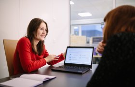 Markedsfører viser fram planar på et møte. 