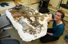 Paleontolog viser frem utgravingsfunn. 