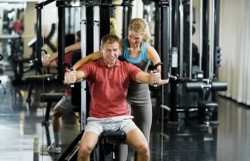 Personlig trener instruerer klient