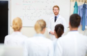 Professor underviser ein gruppe studentar.
