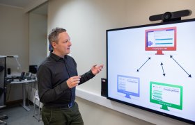 Rådgiver i offentlig sektor holder presentasjon.