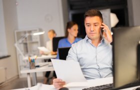 Redaktør snakker i mobilen
