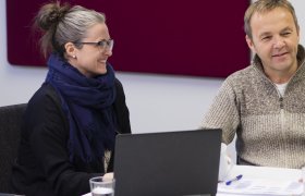 Revisor i møte med kunder.