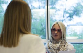 Personalrådgiver i samtale med kollega