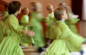 Barn får opplæring i eurytmi