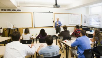 Auditorium med professor som underviser studenter.